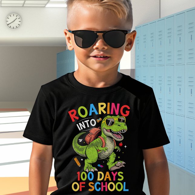 Roaring into 100 Days of School Dinosaur– Fun Kids T Shirt (Skapare uppladdad)