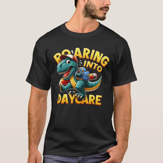 Roaring Into Daycare First Day of Daycare T-Rex Di T Shirt (Framsida)