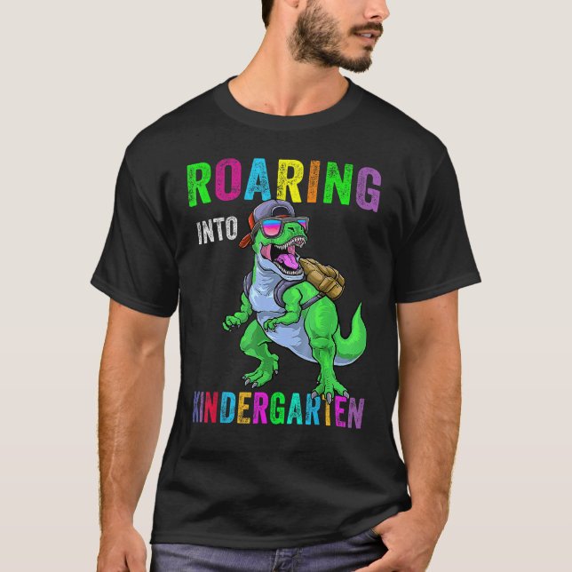 Roaring Into Kindergarten Dinosaur 1st Day Back To T Shirt (Framsida)