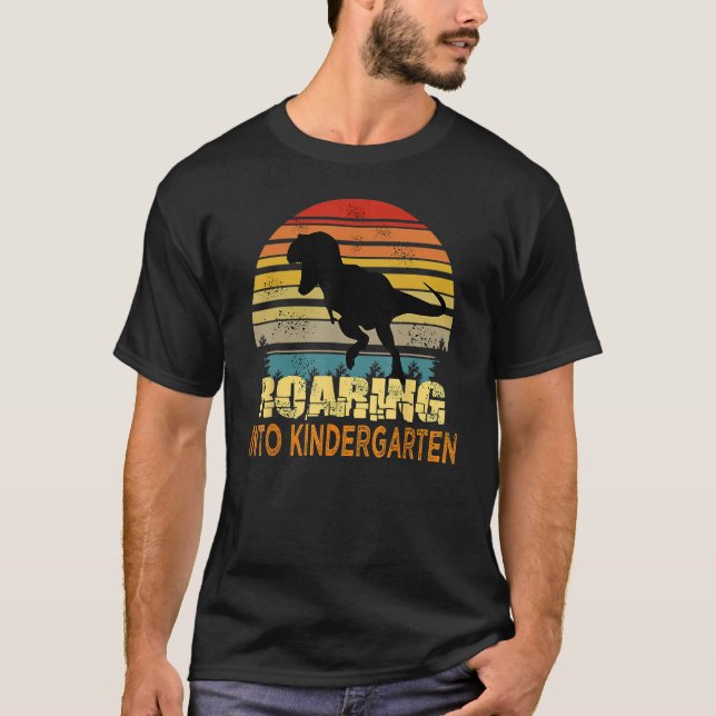 Roaring Into Kindergarten Dinosaur 1st Day Back To T Shirt (Framsida)