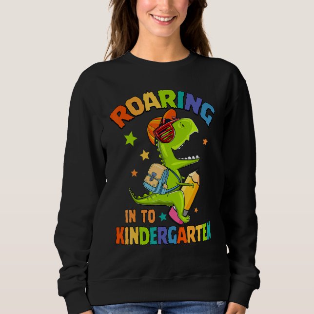 Roaring Into Kindergarten  Dinosaur Back To School T Shirt (Framsida)