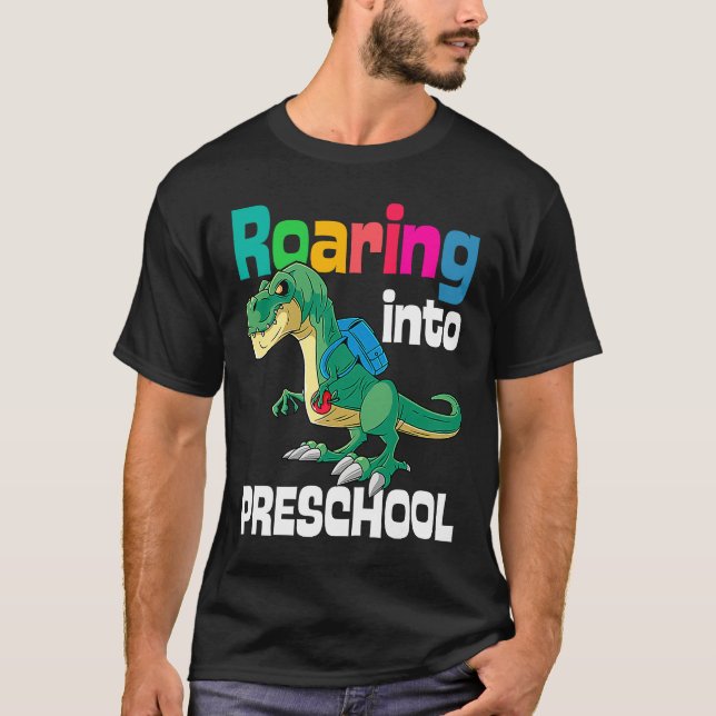 Roaring Into Preschool Dinosaur Teacher Pre K Back T Shirt (Framsida)