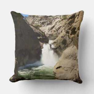 Roaring River Falls vid Kings Canyon National Park Kudde