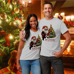 Rob Roy MacGregor Scottie Hund Julafton Personlig T Shirt<br><div class="desc">Nu är det en skotsk hund jul! Han är sport en Rob Roy MacGregor-båge. Bära till julfester,  kontor party,  klan och shopping! Du kan anpassa utrymmet för God jul till vad du vill eller lämna det som det är! Glad helg!</div>