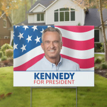Robert F Kennedy JR 2024 - med flagga bakgrund