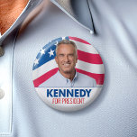Robert F Kennedy JR 2024 - med flagga bakgrund Knapp<br><div class="desc">En klassisk design med Kennedy's namn och ett foto med en flagga i bakgrunden. En patriotisk stars och stripes-plan för Kennedy som kandiderade till presidentvalet 2024.</div>