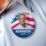 Robert F Kennedy JR 2024 - med flagga bakgrund Knapp<br><div class="desc">En klassisk design med Kennedy's namn och ett foto med en flagga i bakgrunden. En patriotisk stars och stripes-plan för Kennedy som kandiderade till presidentvalet 2024.</div>