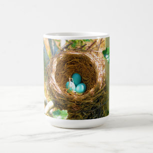 Robin ägg som är unhatched i ett trädgårdträd kaffemugg