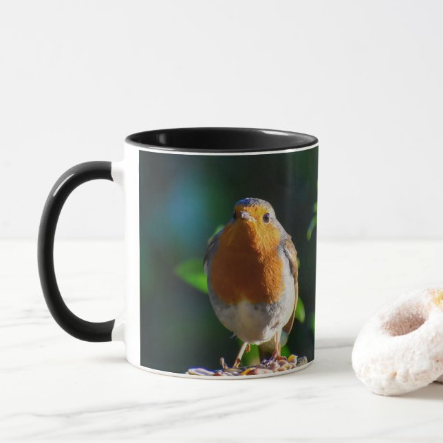 Robin With it's Seed Mugg (Med munk)