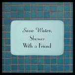 Robins Egg Blue Spara Vatten Funny Plush Bath Mat Badrumsmatta<br><div class="desc">Den här humoriserade badmattan kan vara vilken bakgrund som helst färg du väljer - klicka bara på Anpassa. Standardbakgrund är pastellrobins äggblått. texten är svart. Texten säger "Spara Vatten, Shower With a Friend". Matchande duschgardiner finns. En underbar gåva till bröllop eller husuppvärmning. Alla Höger förbehållna © 2015 Alan & Marcia...</div>
