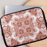 Robins Mandala Boho Birds Laptop Fodral<br><div class="desc">Tittar för en bärbar snyggt och personlig fodral som behållor din enhet skyddad samtidigt som du visar din unika stil? Titta bara på vår handdragna draperier mandala bärbara dator fodral! Med en vacker och invecklad design av boho-fåglar och blommor som mönstras i en mandala har detta vackra tekniska tillbehör också...</div>