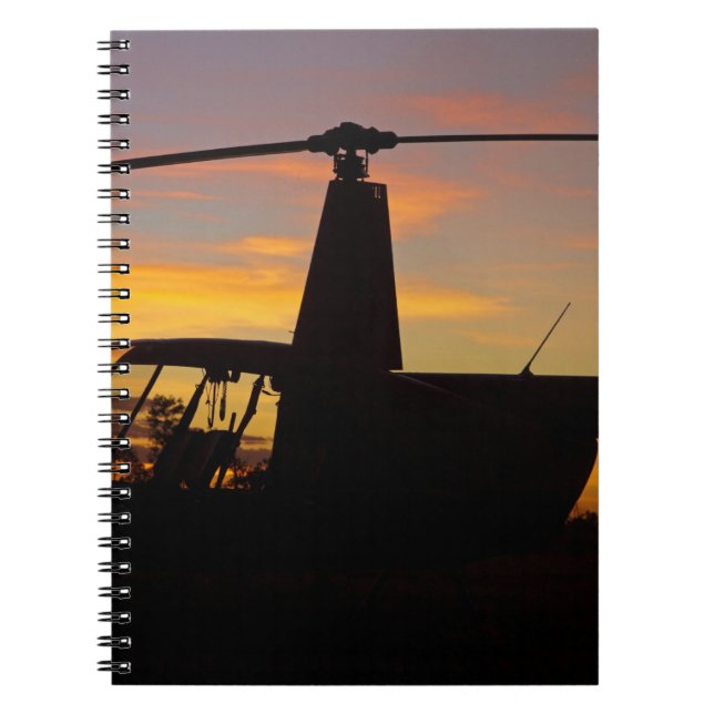 Robinson R44-helikopter vid solnedgång Anteckningsbok (Framsidan)