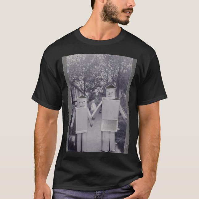 roboten poserar tee (Framsida)