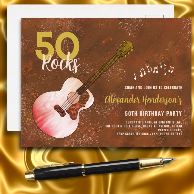 Rock and Roll 50-års födelsedagsgitarr Rustic Inbjudan Vykort (Rock and roll 50th birthday party budget  invitation rustic brown and gold acoustic guitar 50 rocks )