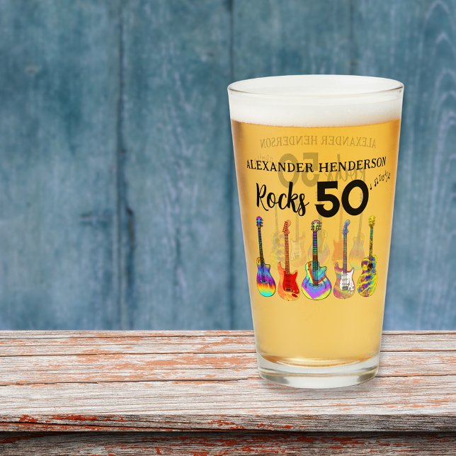 Rock and roll 50:e födelsedagen, lägg till Namn Glaskopp (Rock and roll 50th birthday personalized beer glass with funky colorful guitars rocks 50 typography )