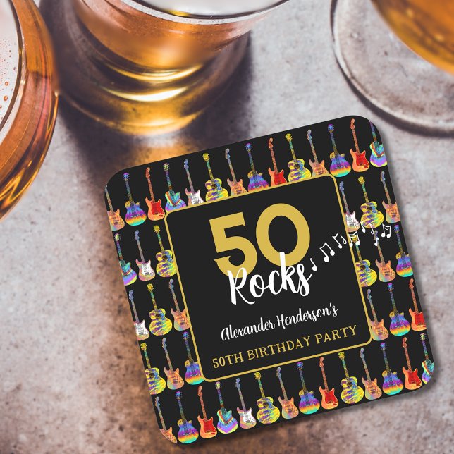 Rock and roll 50:e Födelsedagsfestens Anpassningsb Underlägg Papper Kvadrat (Rock and roll 50th birthday party custom black and gold paper coasters with colorful funky guitars)