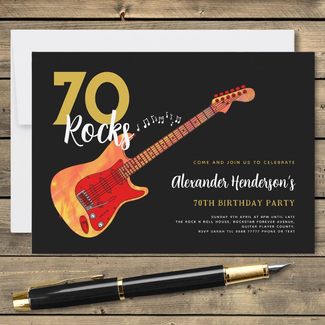 Rock and Roll 70-årsfest 70 klippor Inbjudningar (Rock and roll 70th birthday party black and gold invitation with fire electric guitar music)
