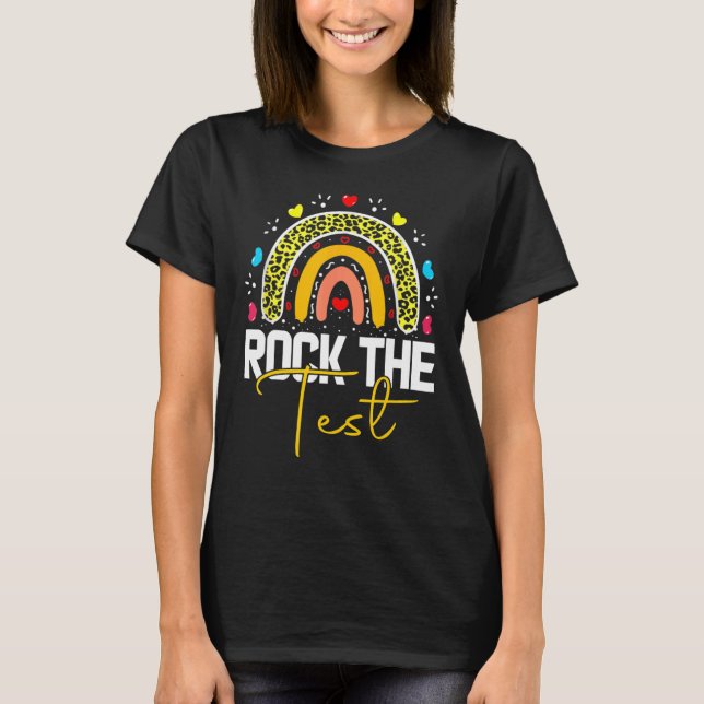 rock the test provdagen lärare testdag regnbåge t shirt (Framsida)