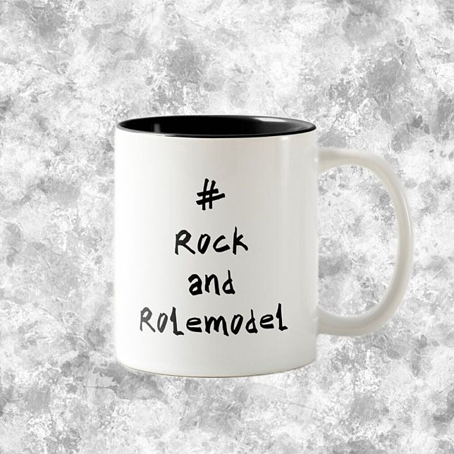 #RockandRolemodel - Black. Två-Tonad Mugg (Skapare uppladdad)
