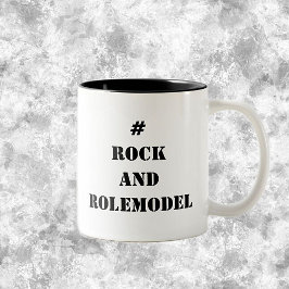 #RockandRolemodel - Svart redigerbar. Två-Tonad Mugg