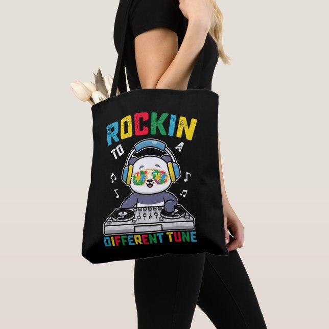 Rockar Efter En Annorlunda Melodi Panda Autismmedv Tygkasse (Närbild)
