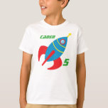 Rocket Frakt Birthday Boy Personlig Kids Tee Shirt<br><div class="desc">Skaffa din pojke eller tjej den här coolan rymden t-shirt för deras astronaut eller födelsedagsfest om rymden. Anpassa med barnets namn och ålder i coolans blanksteg för grönt. Neat blå och röd rocketship-image är copyright till prettygrafik.com.</div>