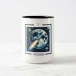Rocket Måne Space Monogram tvåtonskaffe Mugg<br><div class="desc">Förstklassig Raketkaffe i måne mugg som är personlig. Underbart lägga till dricksprogram i köket. Snygg estetik. Använda mallen för att lägga till ditt monogram och namn.</div>