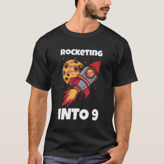 Rocketing in i 9 Måne Astronaut Kid 9:e födelsedag T Shirt