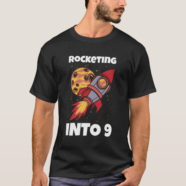 Rocketing in i 9 Måne Astronaut Kid 9:e födelsedag T Shirt (Framsida)