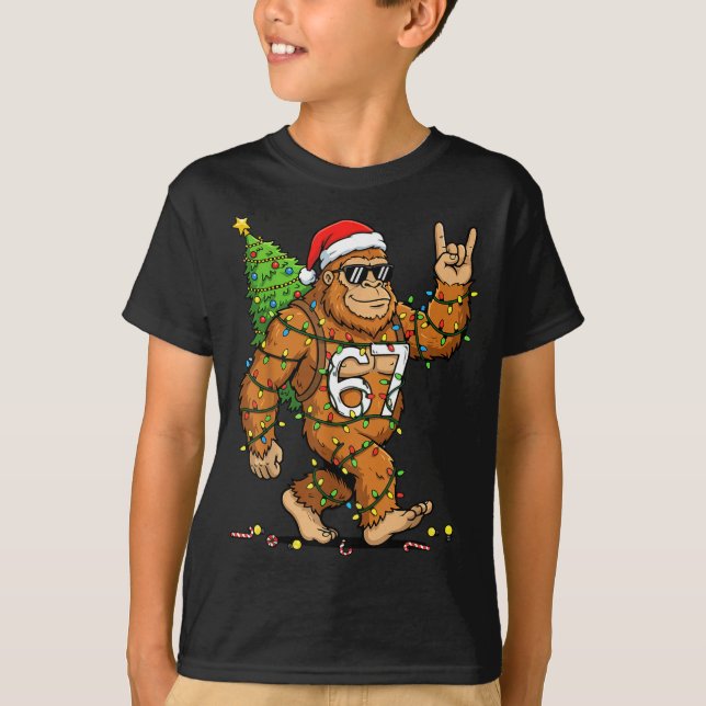 Rockin' Bigfoot Christmas Tree Xmas Lights Funny 6 T Shirt (Framsida)