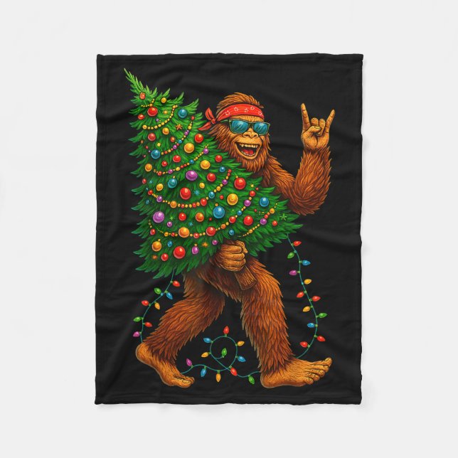 Rockin Christmas Bigfoot Carrying Tree Fun Xmas Ro Fleecefilt (Framsidan)