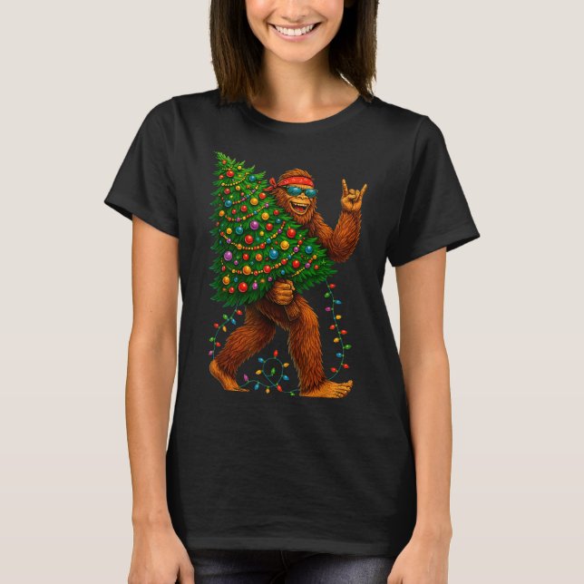 Rockin Christmas Bigfoot Carrying Tree Fun Xmas Ro T Shirt (Framsida)
