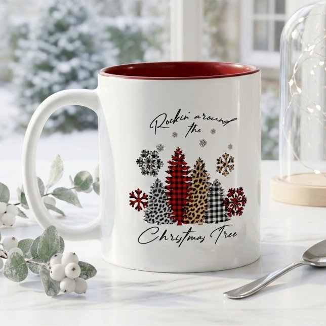 Rockin’ Christmas Mug – Plaid & Leopard Trees Två-Tonad Mugg (Skapare uppladdad)