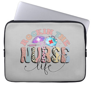 Rockin the Nurse Life, Nurses and Nursing Studente Laptop Fodral