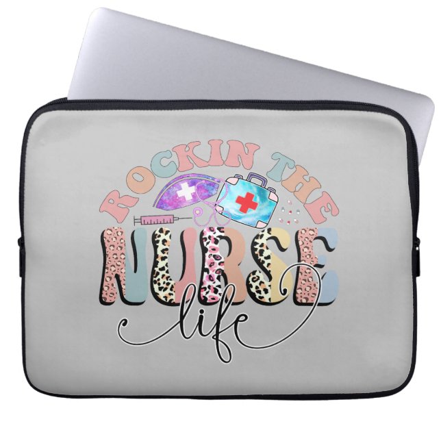 Rockin the Nurse Life, Nurses and Nursing Studente Laptop Fodral (Framsidan)