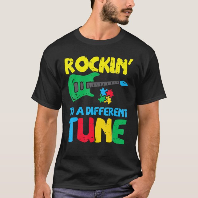 Rockin till olika Tune Guitar Autism Awareness M T Shirt (Framsida)