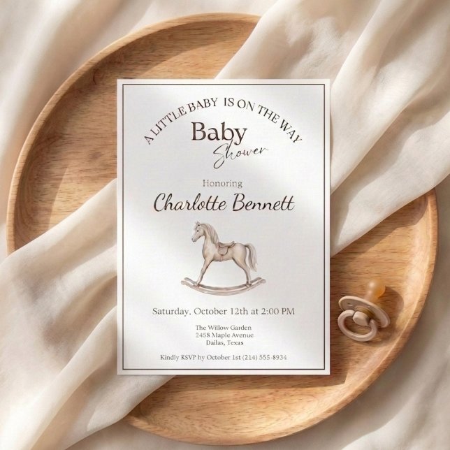 Rocking Horse Baby Shower Neutral  Inbjudningar (Minimalist baby shower invitation with rocking horse on wooden tray background)
