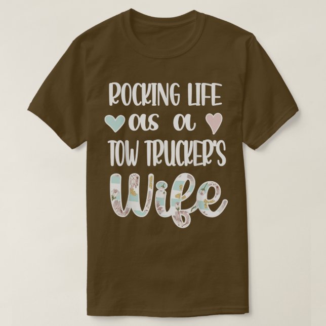 Rocking Life as a Tow Truckers hustru Tow Lastbil  T Shirt (Design framsida)