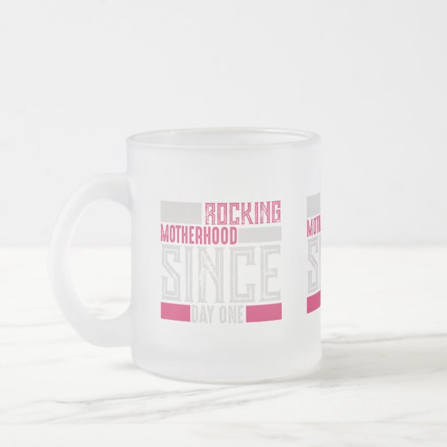 Rocking Motherhood Rosa Block Typografisk Mugg (Vänster)