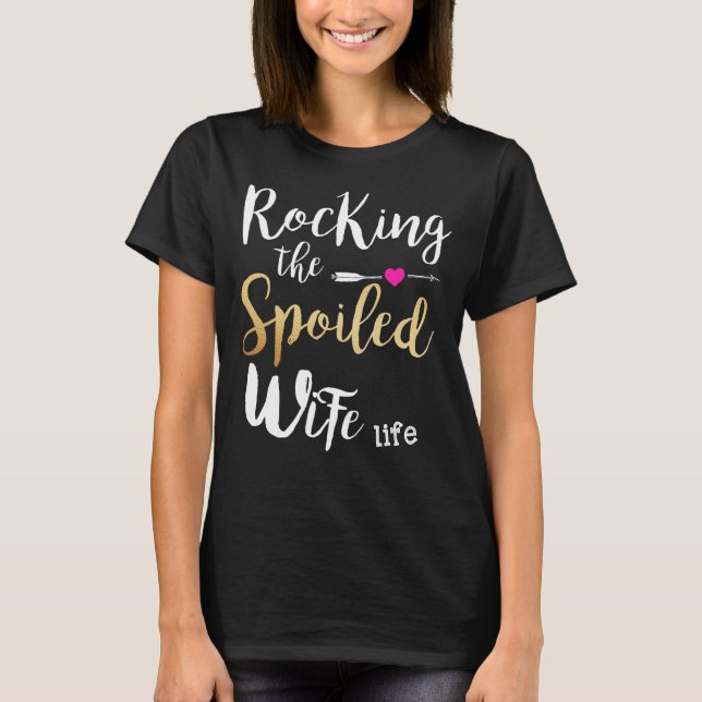 Rocking the Spoiled-livet - Girlkompis Fiancee T Shirt (Framsida)