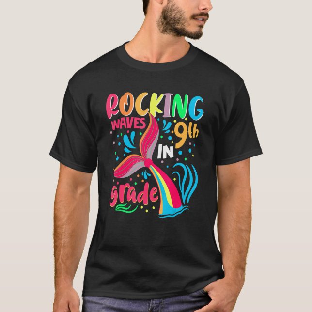Rocking Waves In 9th Grade Back To School Girls T Shirt (Framsida)