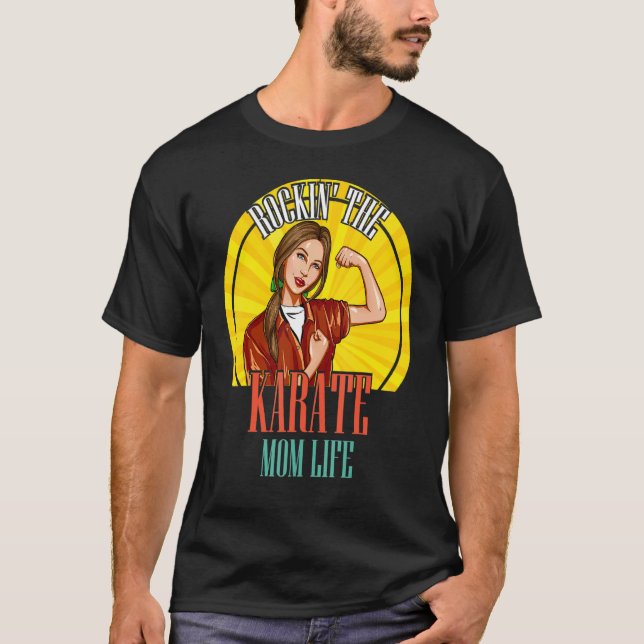 Rockin'the Karate Mamma Life Rocking' the Karate M T Shirt (Framsida)