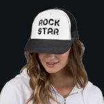 Rockstar Keps<br><div class="desc">Känselförnimmelsenågot liknande en Rockstar med denna moderna och minimalist textdesign. Fullständigt anpassade med dina favorit- färger.</div>