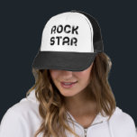 Rockstar Keps<br><div class="desc">Känselförnimmelsenågot liknande en Rockstar med denna moderna och minimalist textdesign. Fullständigt anpassade med dina favorit- färger.</div>