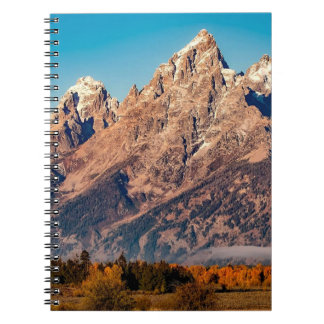 Rocky mountain-bild på anteckningsbok