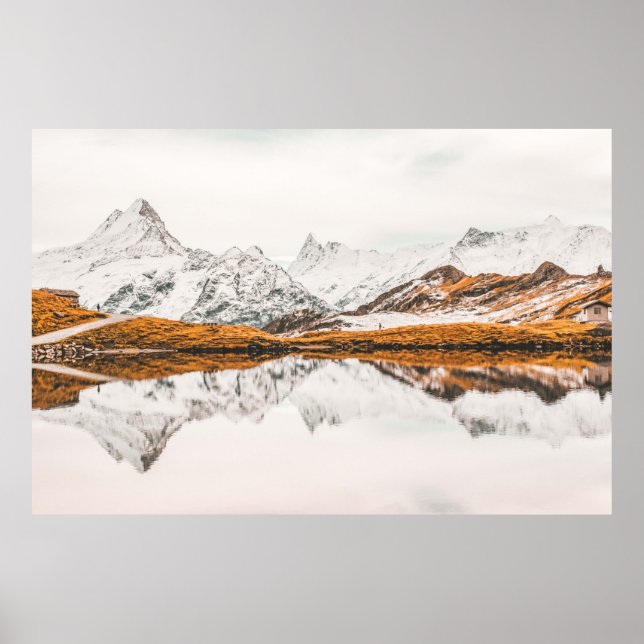 ROCKY-MOUNTAIN I snö UNDER CLOUDY HIMLAR UNDER Poster (Framsidan)