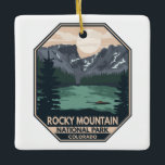 Rocky Mountain National Park Minimal Retro Emblem Julgransprydnad Keramik<br><div class="desc">Konstruktion för vektorgrafik för Rocky Mountain. Parken är känd för Trail Ridge Road och Gamla Fall River Road,  som passerar aspen träd och floder.</div>