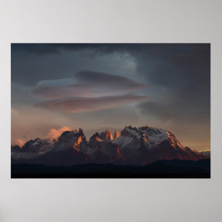 ROCKY MOUNTAIN UNDER GRÅTT CLOUS POSTER