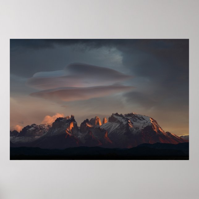 ROCKY MOUNTAIN UNDER GRÅTT CLOUS POSTER (Framsidan)
