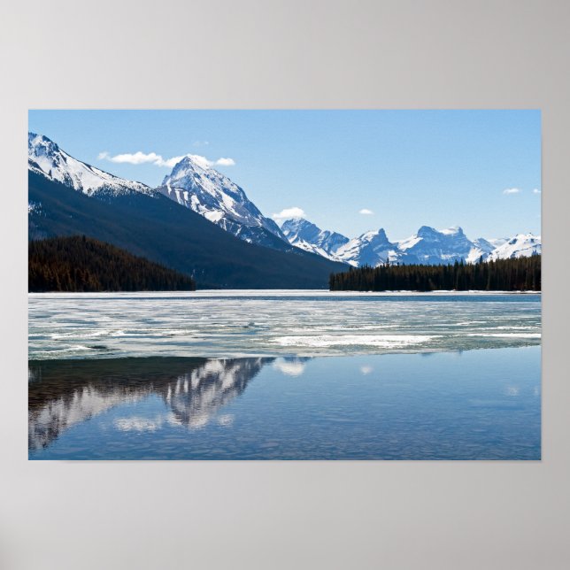 Rocky mountains som återspeglar Maligne sjö Poster (Framsidan)
